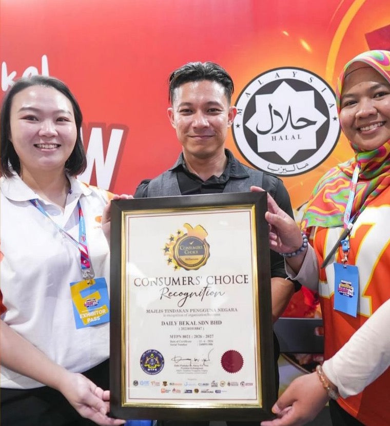 Michelle Tie dan Asyraf Ismail dengan sijil Consumers' Choice Recognition 2026–2027 untuk Daily Bekal