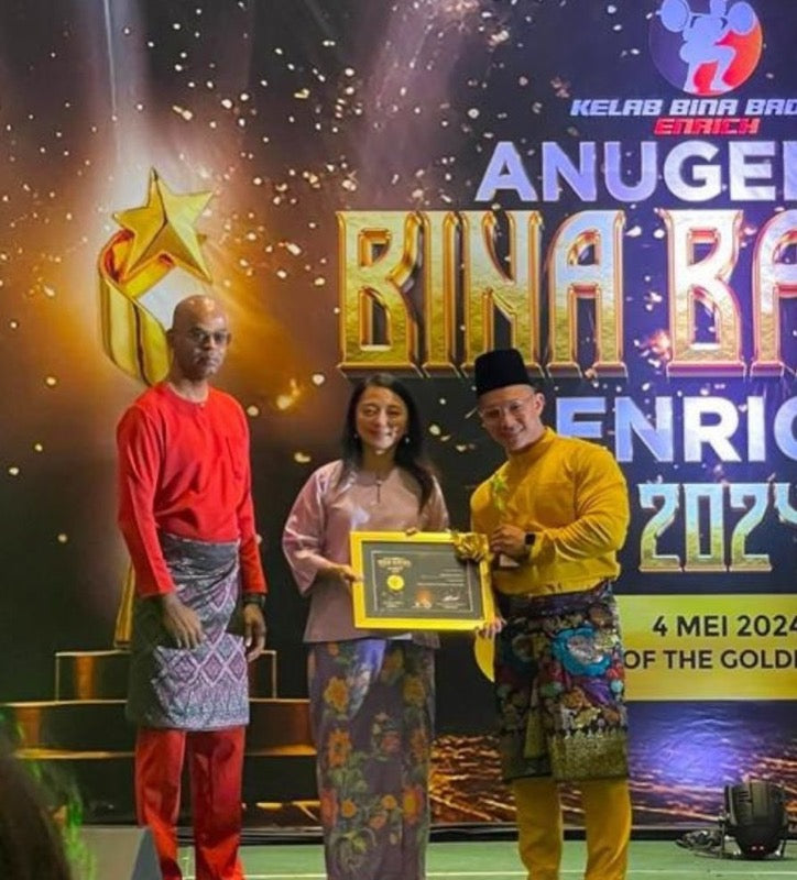 YB Hannah Yeoh menyampaikan anugerah Best Healthy Meal of the Year kepada Daily Bekal di Anugerah Bina Badan Enrich 2024