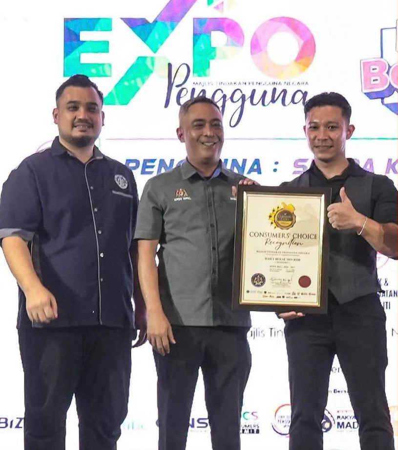 Asyraf Ismail menerima Consumers' Choice Recognition di Expo Pengguna, Majlis Tindakan Pengguna Negara